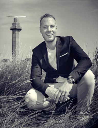 Michaël de Windt van Apollo Digital, in de duinen bij een vuurtoren